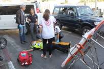  بالصور: إصابة طفيفة لراكب دراجة نارية بحادث طرق ذاتي بيافا